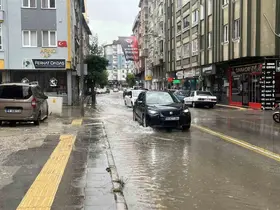 Çorum’da sağanak sonrası sokaklar göle döndü
