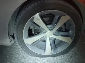 Çukura giren otomobilin lastikleri patladı
