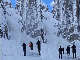 Çukurca yolunda inen çığ görüntülendi
