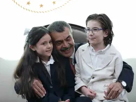 Cumhurbaşkanı Erdoğan ile şarkı söyleyen minik müzisyenlerden Bakan Tekin’e ziyaret
