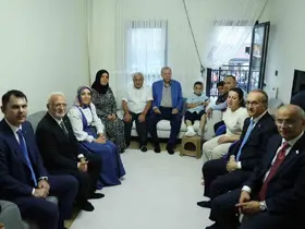 Cumhurbaşkanı Erdoğan, Malatya’da depremzede bir aileyi ziyaret etti
