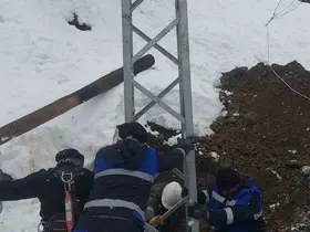 Çüngüş’te devrilen elektrik direkleri onarıldı
