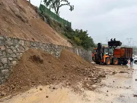 D-100 kara yolunda heyelan: Ulaşım kontrollü sağlanıyor
