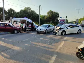 D-650’de iki otomobil kafa kafaya çarpıştı: 1 yaralı
