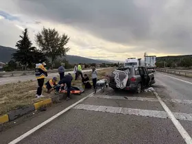D100’de otomobil refüje çarptı: 3 yaralı
