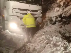 D850 kara yolu ulaşıma kapandı, polis ekipleri kürekle açmaya çalıştı
