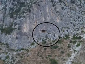 Dağ yüzeyindeki mağarada mahsur kalan şahıs kurtarıldı
