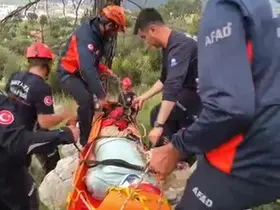 Dağa tırmandığı sırada düşerek yaralanan kişiyi ekipler kurtardı
