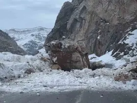 Dağdan kopan dev kaya yolu ulaşıma kapattı
