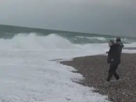 Dalgadan kaçtılar, fotoğraf çektirdiler
