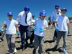 Dalgıçların 5 dakikada deniz altından çıkardığı çöpler hayrete düşürdü
