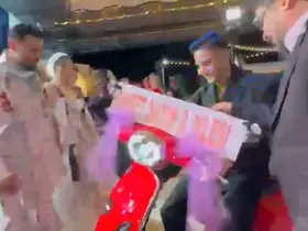Damada düğünde kırmızı motosiklet sürprizi
