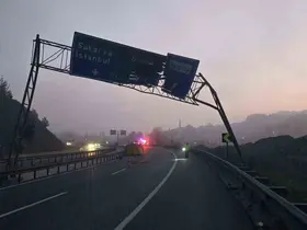 Damperi açılan tır trafik levhasına çarptı: 1 yaralı
