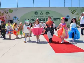 Darıca’da minikler geri dönüşüm kıyafetleriyle podyuma çıktı
