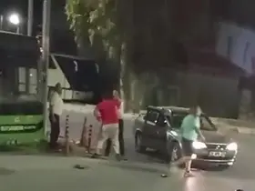 Darp edilen kadını halk otobüsü şoförleri kurtardı
