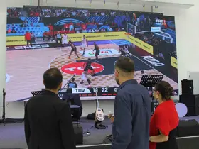 Davetliler düğünde hem eğlendi hem milli maç heyecanı yaşadı
