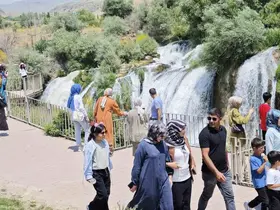 Debisi yükselen Muradiye Şelalesi’ne ziyaretçi akını
