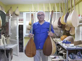 Dededen toruna uzanan müzik mirasını bağlamayla yaşatıyor

