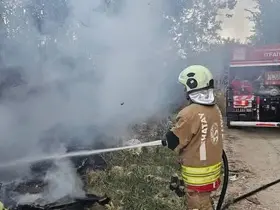 Defne’de sazlık alan yangını büyümeden söndürüldü
