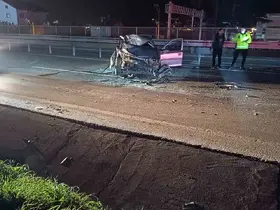 Demir bariyerlere çarpan otomobil parçalandı: Sürücü yaralandı
