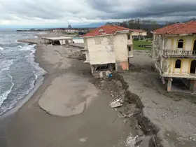 Deniz 100 metre içeri girdi, villalar çöktü
