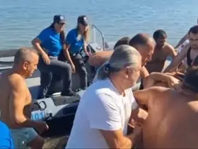 Denizde yüzdüğü esnada beyin kanaması geçiren vatandaşı deniz polisi kurtardı
