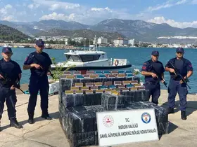 Denizdeki kutulardan 28 bin 500 paket tütün çubuğu çıktı
