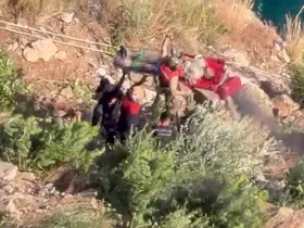 Denize uçan otomobilin 7 saatlik operasyonla kurtarılan sürücüsü hastanede hayatını kaybetti
