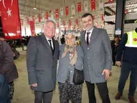 Denizli  Büyükşehir ve Honaz Belediyesi üreticiye destek amacıyla zeytin ve meyve fidanı dağıttı
