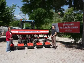 Denizli Büyükşehirden Bozkurtlu üreticilere çapa makinesi desteği
