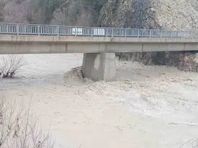 Denizli’de su seviyesi artan derelerde köprüler zarar gördü
