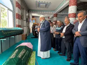 Denizli’deki otobüs faciasında hayatını kaybeden anne ve kızı İzmir’de toprağa verildi
