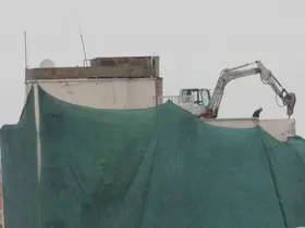Deprem riski taşıyan eski yurt binasının yıkımına başlandı
