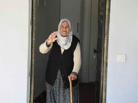 Depremde 41 ev ağır hasar almıştı, yıkılıp yapıldı: 90 yaşındaki Fatma nine yeni evine yerleşmenin mutluluğunu yaşadı
