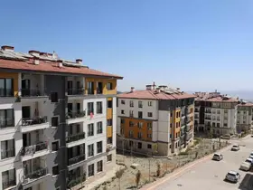 Depremde evleri yıkılan aile, yeni yuvalarında ikinci baharlarına başladılar
