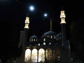 Depremde yıkılan Yeni Cami’nin ışıkları yıllar sonra yeniden yandı
