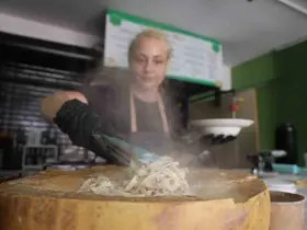 Depremin pes ettiremediği kadın, gastronomi şehrinde el açması makarnasıyla vatandaşların damak tadını değiştirdi
