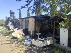 Depremzede ailenin yaşadığı 2 konteyner alevlere teslim oldu
