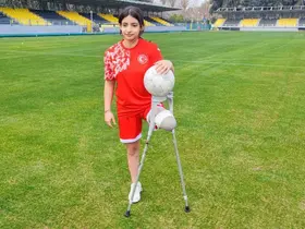 Depremzede Tuğba protez bacağıyla yeşil sahalara çıktı

