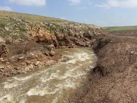 Dere suyu girdapta kayboluyor
