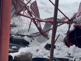 Derecik’te ahır çatısı çöktü

