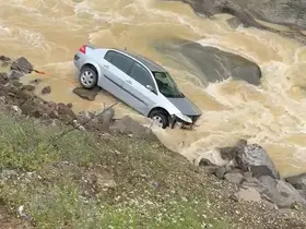 Dereye uçan otomobilin sürücüsü kazayı ucuz atlattı
