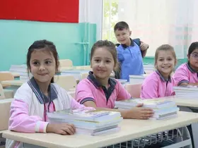 Ders zili çaldı öğrenciler okula koştu
