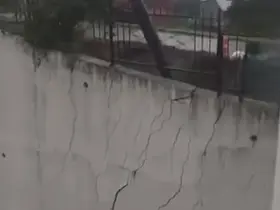 Dev istinat duvarı yerle bir oldu: O anlar kamerada
