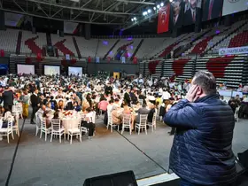 Devlet koruması altındaki çocuklar, koruyucu aileler ve yeni evli çiftler aynı sofrada buluştu
