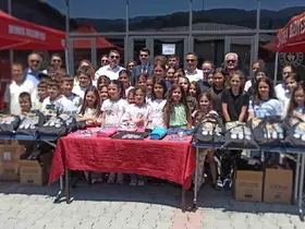 Devrek’te öğrencilere havuz malzemeleri hediye edildi
