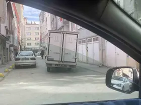 Devrilecekmiş gibi gözüken kamyon tedirginlik oluşturdu
