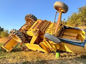 Devrilen biçerdöverin operatörü yaralandı
