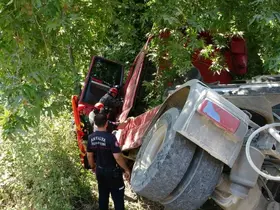 Devrilen çekici çınar ağacına takıldı sürücü araç içinde sıkıştı
