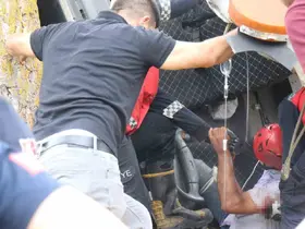 Devrilen çekicide sıkışan sürücü için ekipler seferber oldu
